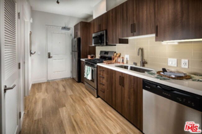 Building Photo - 687 S Hobart Blvd