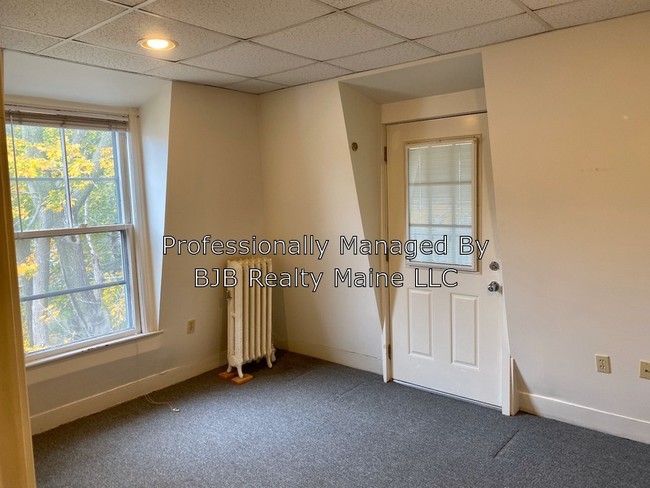 Building Photo - 596 Preble St