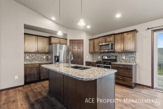 Building Photo - 533 Mace Dr
