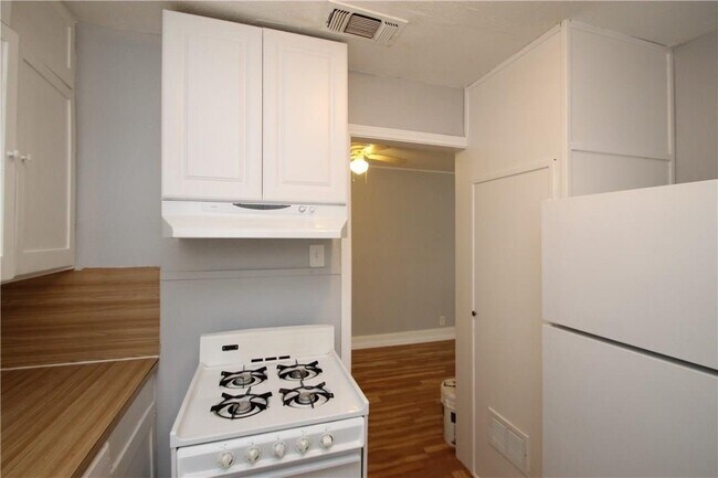 Building Photo - 3300 Robinson Ave