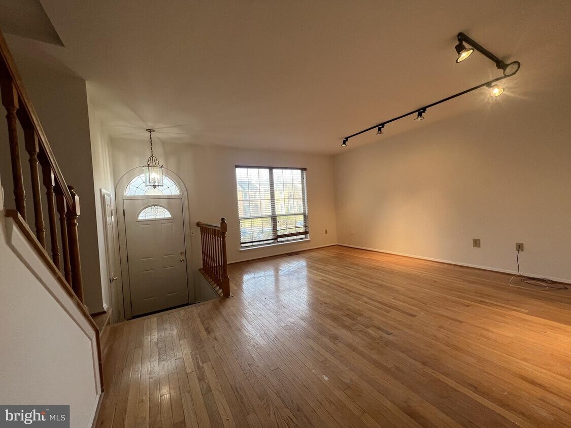 33 Hunting Horn Cir, Reisterstown, MD 21136 Townhome Rentals in