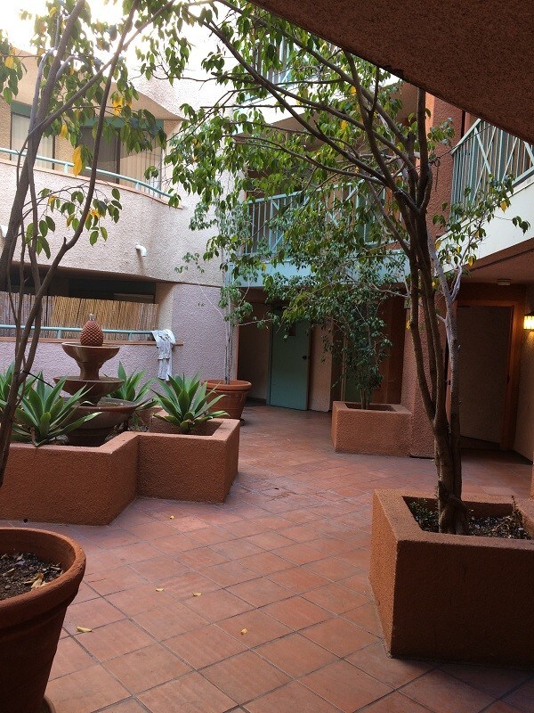 Foto del edificio - 1791 N Sycamore Ave