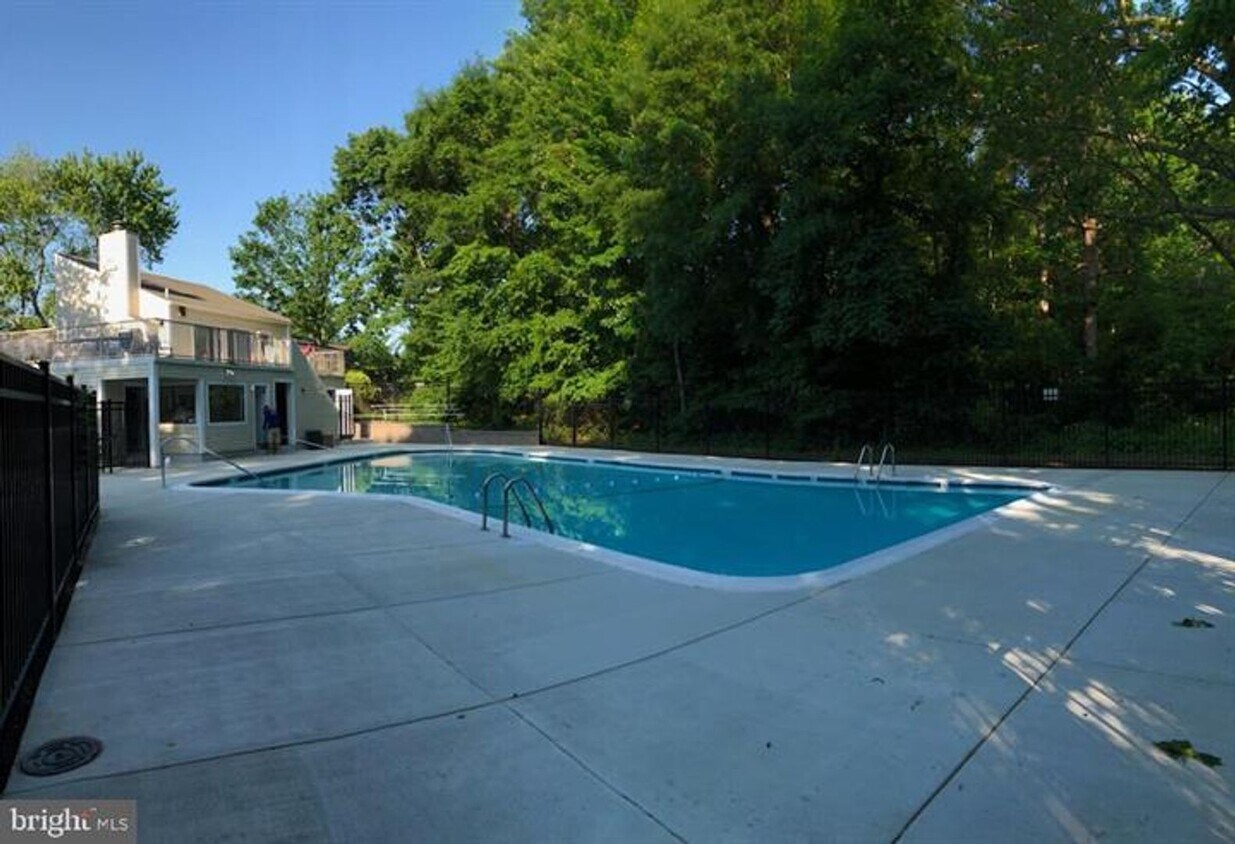 Foto del edificio - Coming soon! Townhome in Saltaire!