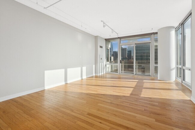 Foto del edificio - 737 W Washington Blvd