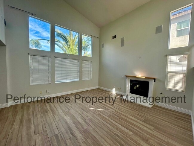 Building Photo - Gorgeous 3 Bed/2.5 Bath Home in SW Bakersf...