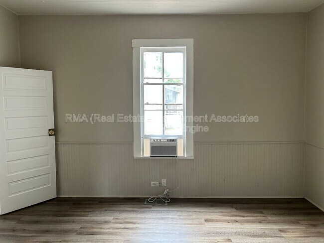 Foto del edificio - 1035 W College St