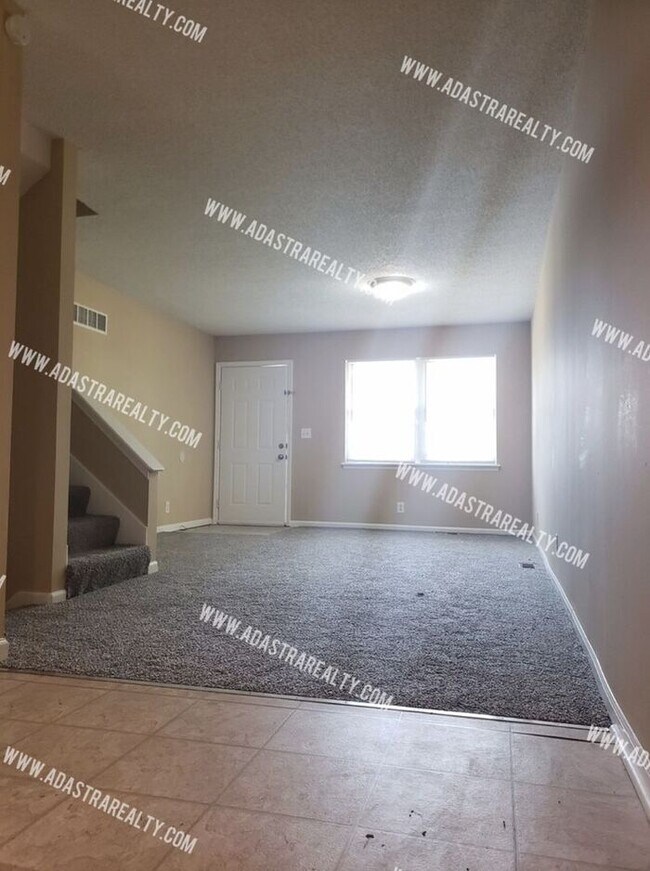 Building Photo - 3 Bedroom Duplex in Olathe North District-Available in AUGUST!!