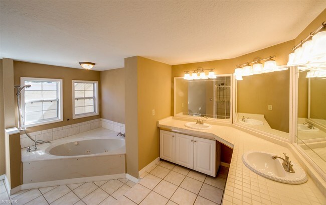Building Photo - 272 Santa Rosa Dr