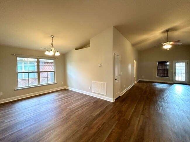 Foto del edificio - BEAUTIFUL FOUR BEDROOM TWO BATH HOME IN MADISON WITH MOVE IN SPECIAL!