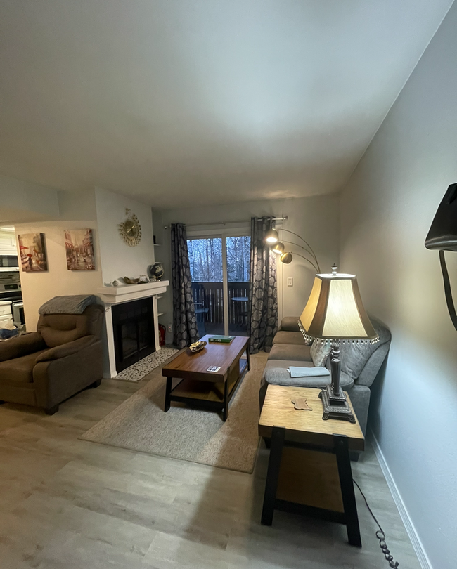 Building Photo - Fully Furnished Foxridge Condo! 2 bedroom/...