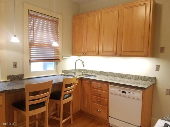Building Photo - 2 br, 1 bath Apartment - 2756 N. Hackett Ave
