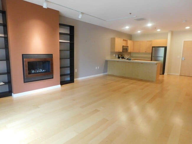 Building Photo - Fall Special $300 Off First Full Mo.-Beaut...