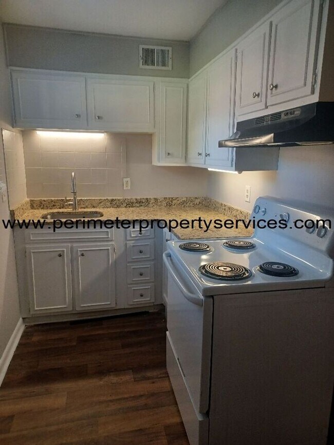Building Photo - Newly Renovated Unit!!