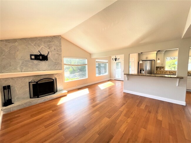 Building Photo - 631 Skyline Dr