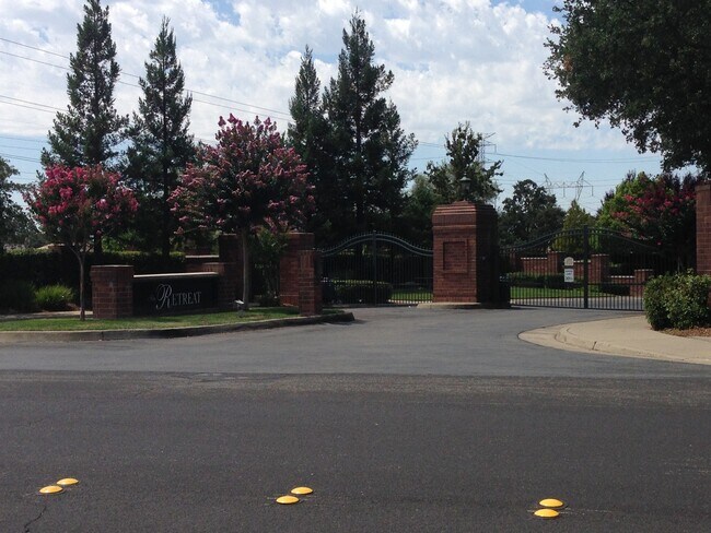 Building Photo - Rare Find! 5 bedroom spacious family home in a gated community Roseville.
