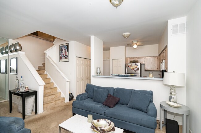Building Photo - 8 Saint Moritz Ct