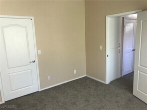 Building Photo - 1900 N Torrey Pines Dr