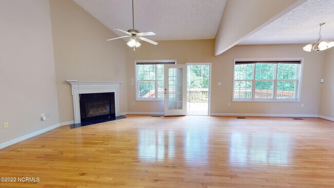 Building Photo - 105 Silverburn Pl