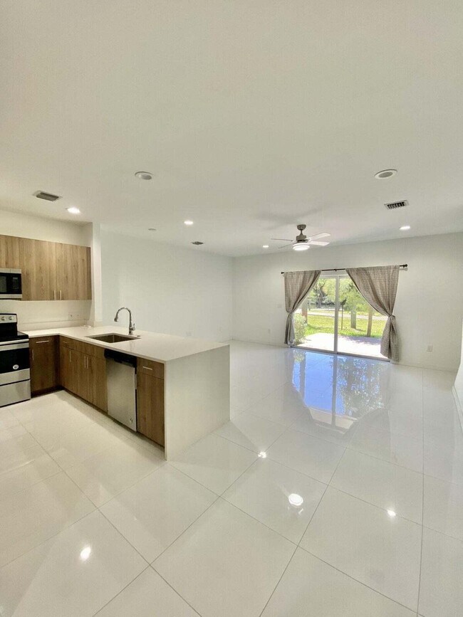 Building Photo - 1060 Crystal Way