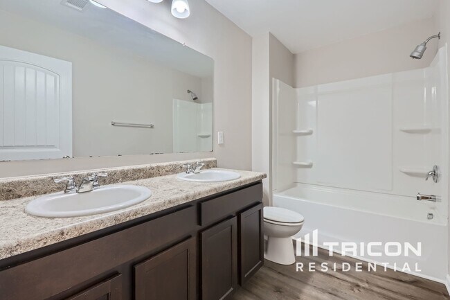 Foto del edificio - 411 Lake Ridge Ln