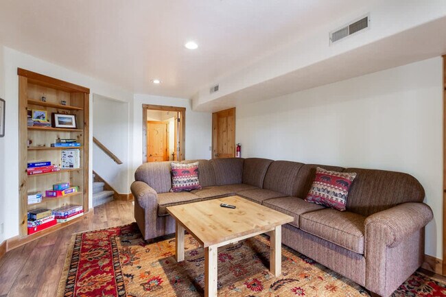Foto del edificio - 7855 Pine Tree Rd