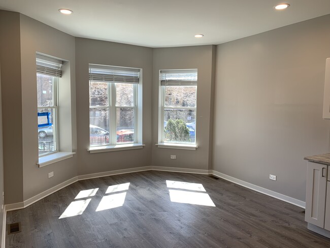 Building Photo - 1056 W Foster Ave