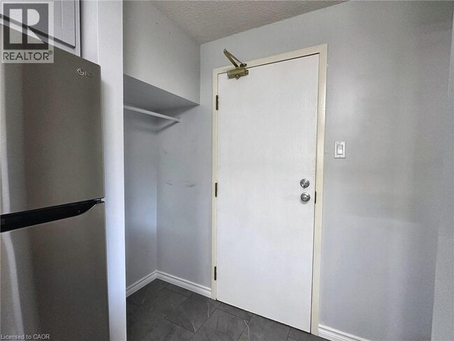 Building Photo - 266 Overlea Dr