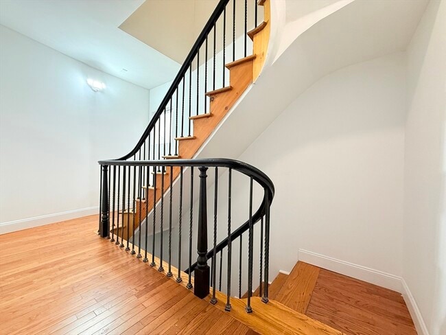 Building Photo - 23 Bellevue St