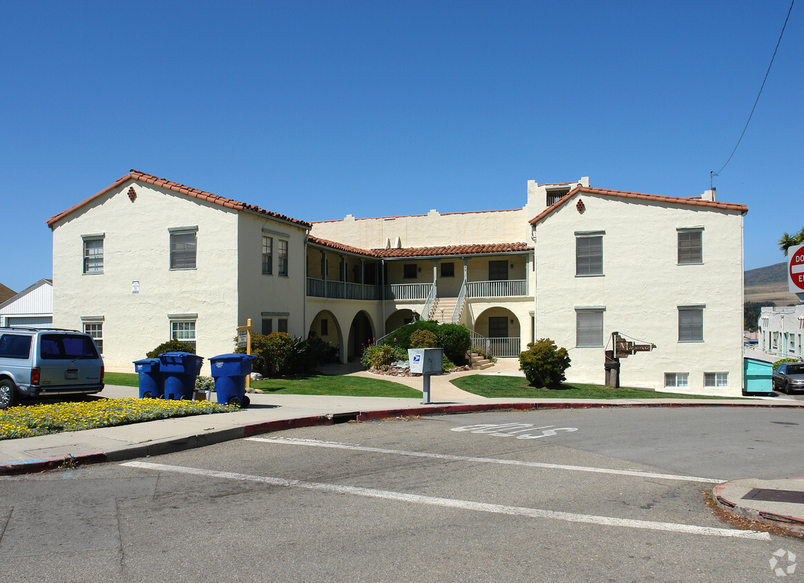 Primary Photo - Miramar Apartments