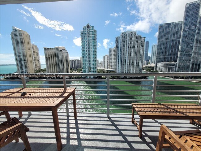 Foto del edificio - 325 S Biscayne Blvd