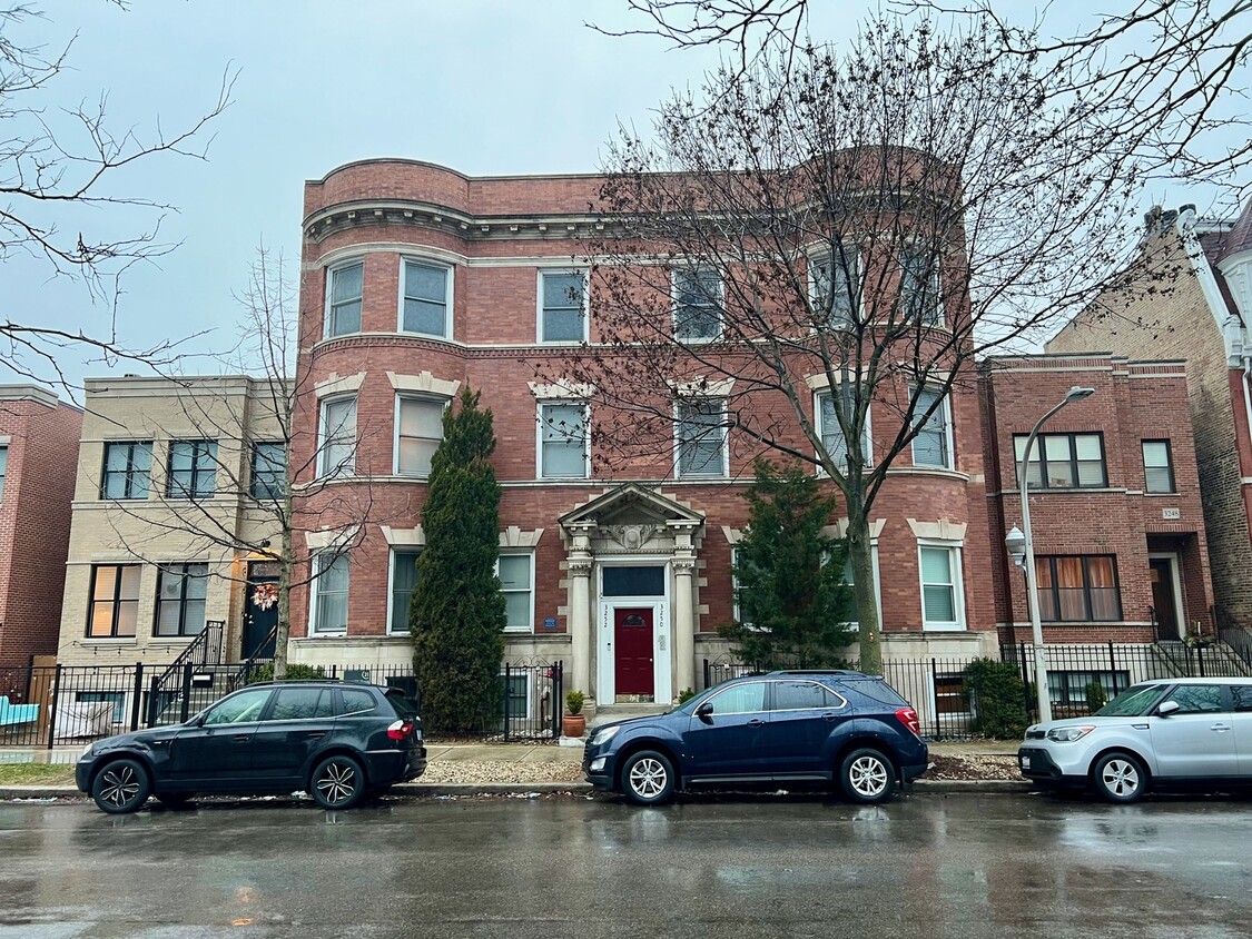 Foto principal - 3252 S Prairie Ave