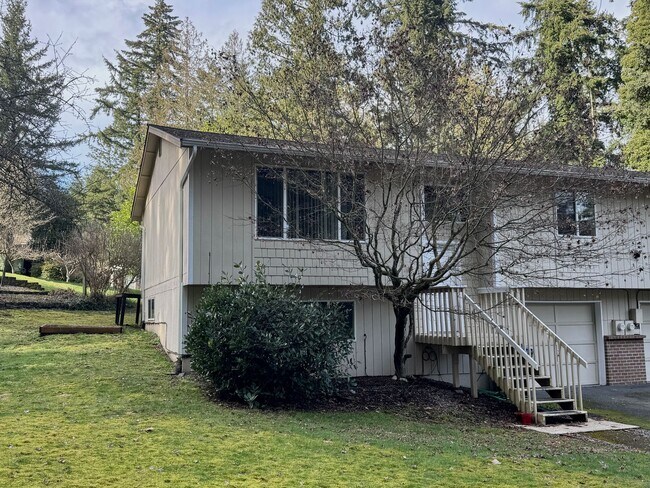 Foto del edificio - Silverdale - Chico Way neighborhood 3 bedroom duplex now available