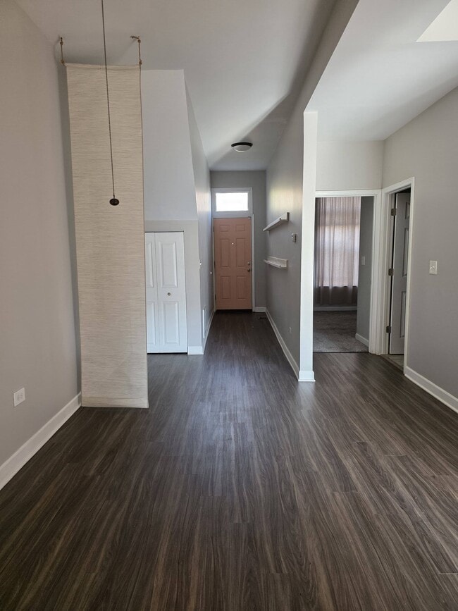 Vista de la sala de estar hacia el pasillo y el dormitorio. - 3449 W Fulton Blvd