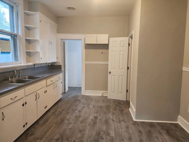 Foto del edificio - 126 N Oak Ave