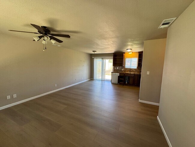 Foto del edificio - 18850 N Oak Knoll Ave