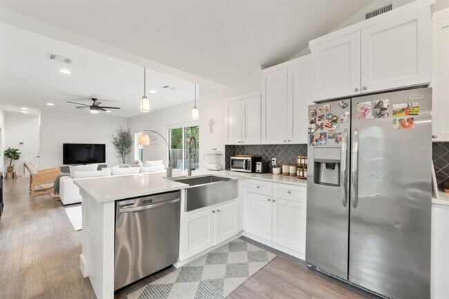 Building Photo - 408 W 55th St