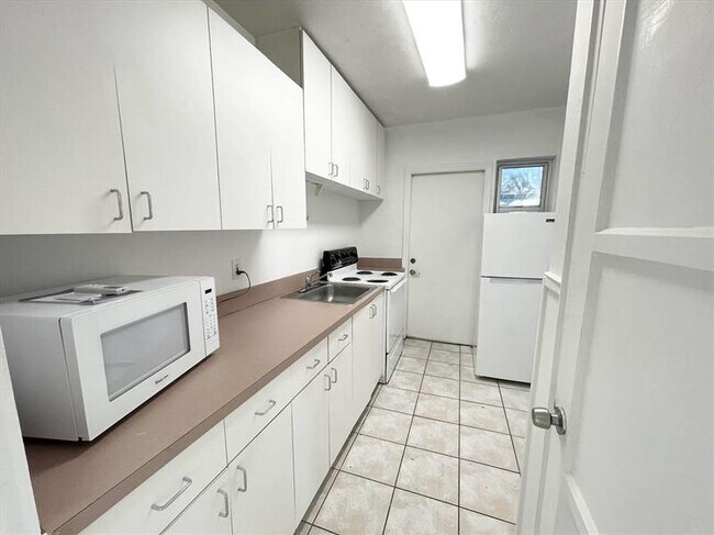Building Photo - 407 SE 14th Ct