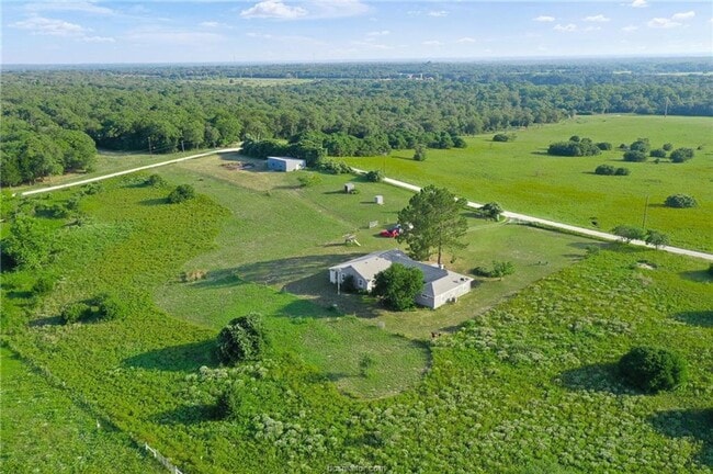 Building Photo - 7 acres with 5 bed, 3 bath less than 25 minutes from town!