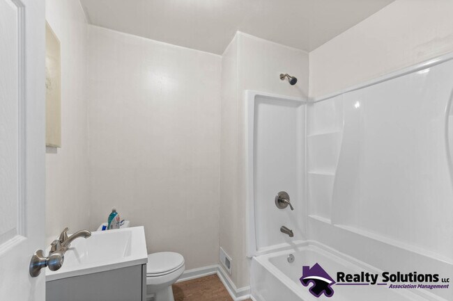 Building Photo - 733 E Cherry St