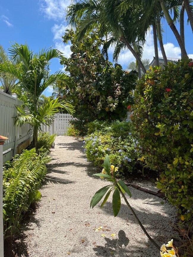 Foto del edificio - Large home on corner lot! Price reduced!