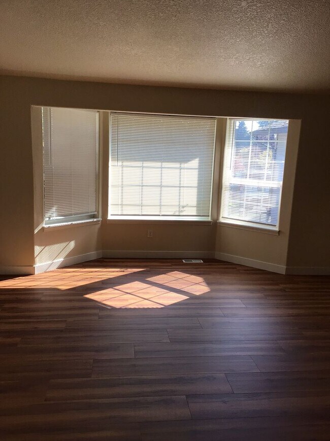 Foto del edificio - 3BD Ranch Style Home in Fircrest Neighborhood
