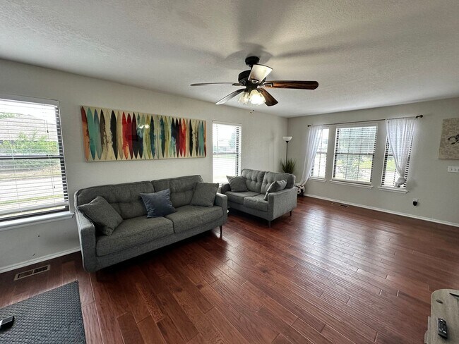 Foto del edificio - Charming 3 Bed, 2 Bath 2-Story Home in Moore!