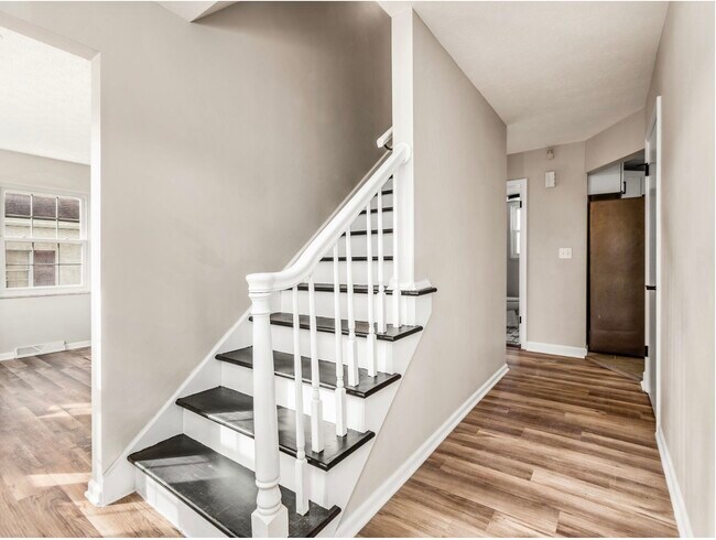 Building Photo - 1080 Hillsdale Dr