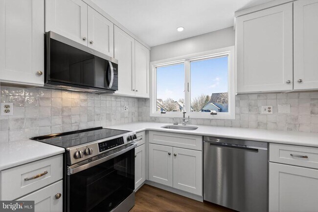 Building Photo - 21 Foxtail Ct