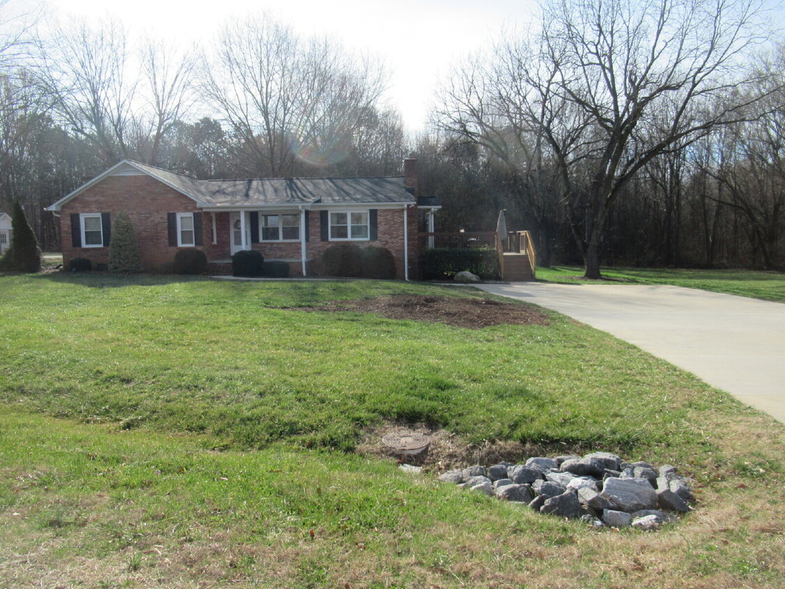 Foto principal - 3 Bedroom 2 Bath Brick Ranch Just West of ...