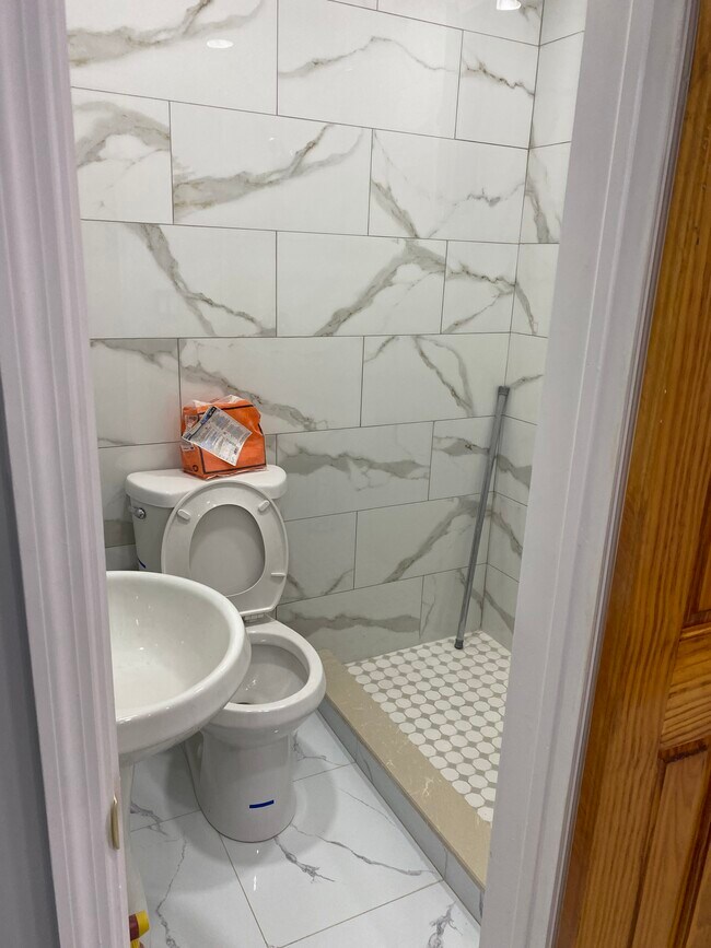 Foto del edificio - 111-16-16 62nd Dr