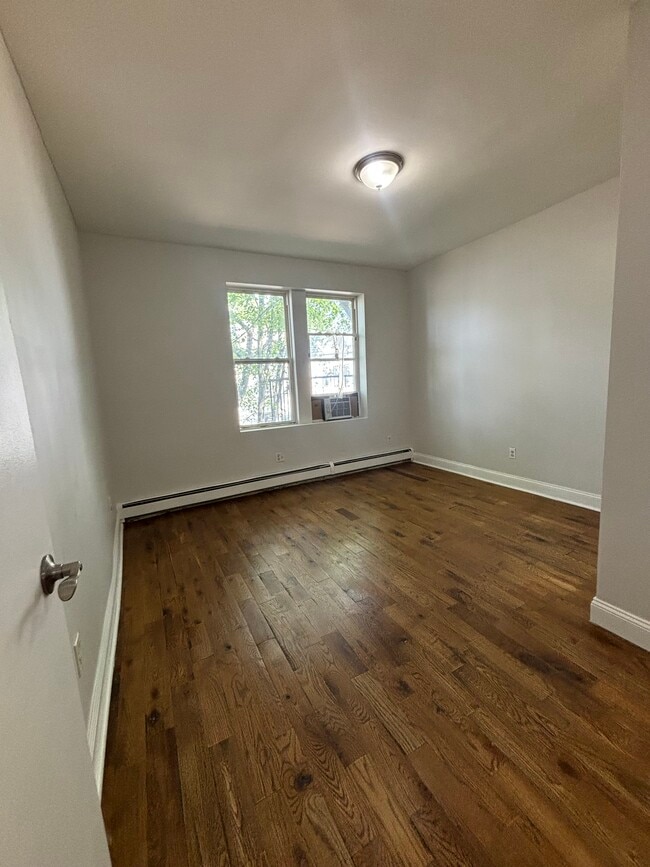 312 S 11th St 2R - 317 S 11th St