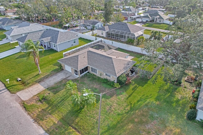 Building Photo - 561 Cabana Rd