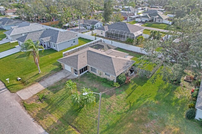 Foto del edificio - 561 Cabana Rd