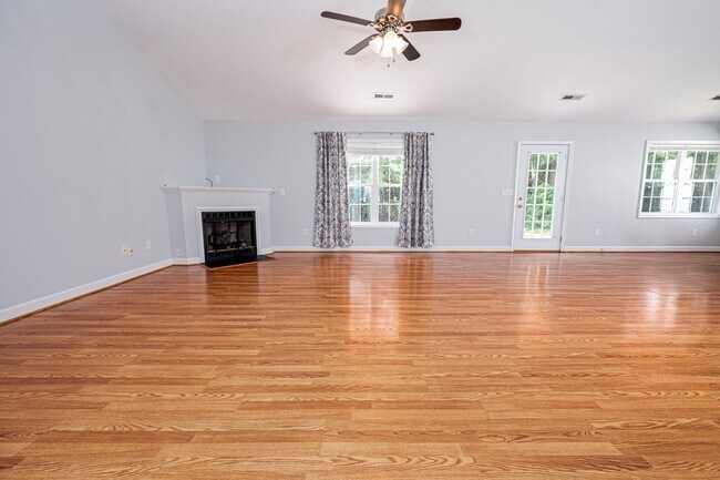 Building Photo - 118 Monterey Cir